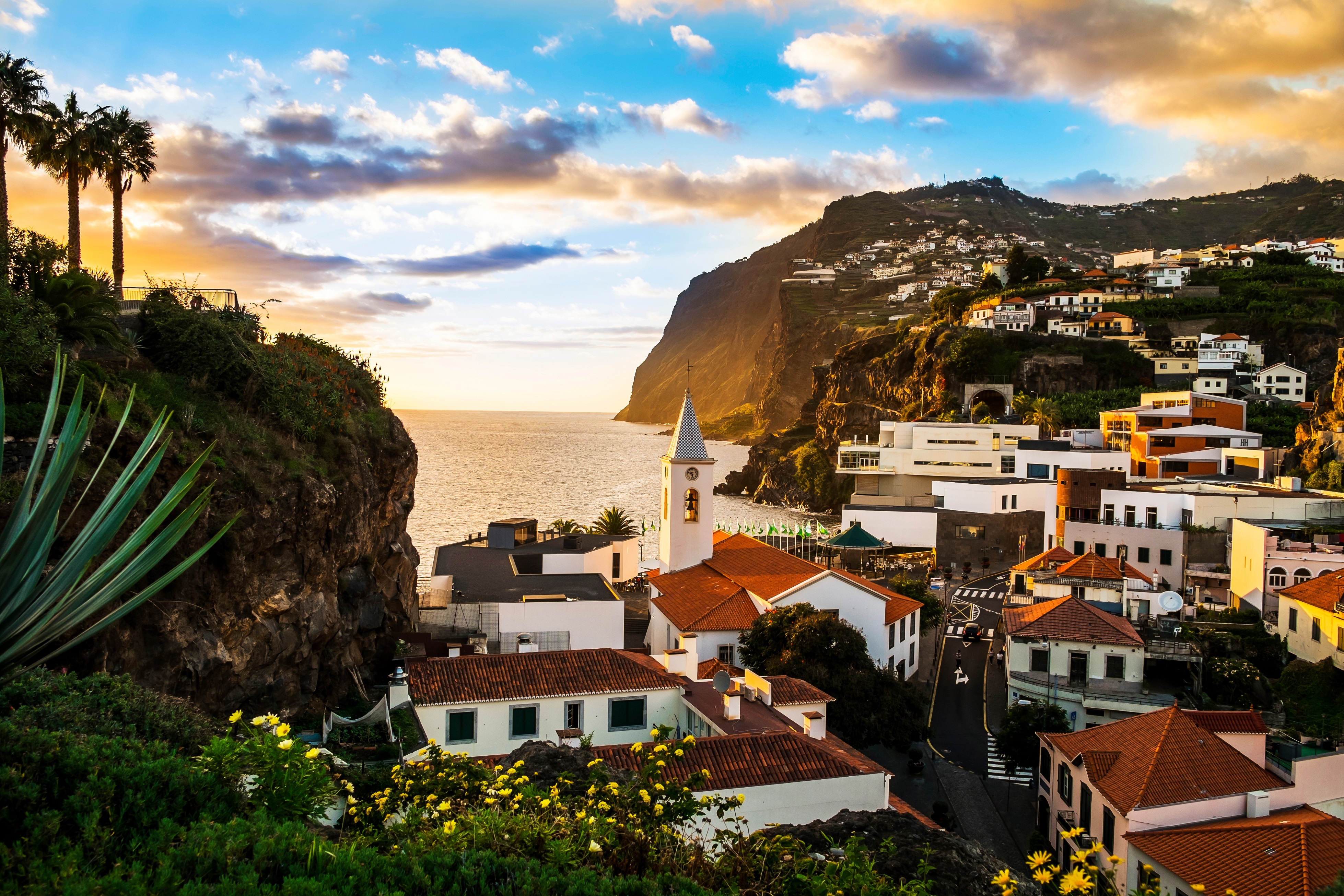 AdobeStock_65713472-Madeira-Caixo