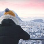 Norwegens Alesund Mann Ausblick AdobeStock 100616886 ©Savvapanf Photo KI Large